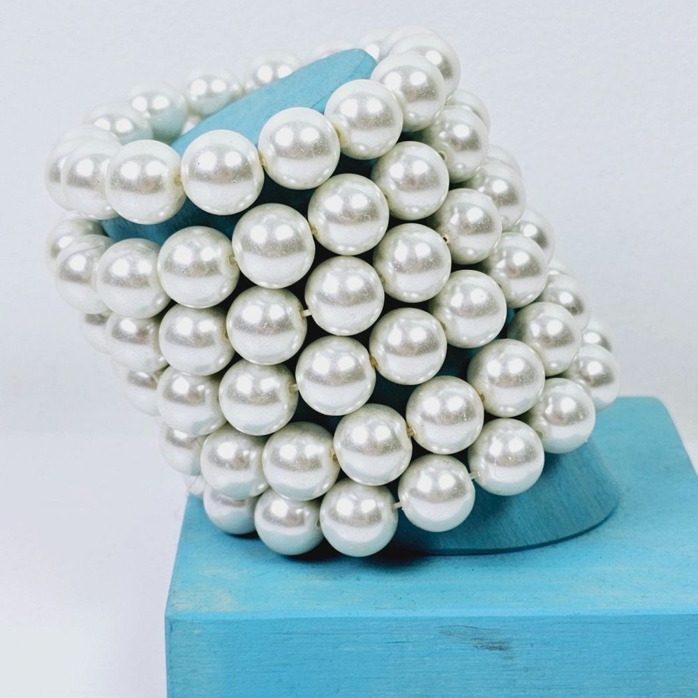 Set of 6 Large Rounded White Pearl Bracelets, Stretch PLUS Bonus Bracelet! - Picture 5 of 8